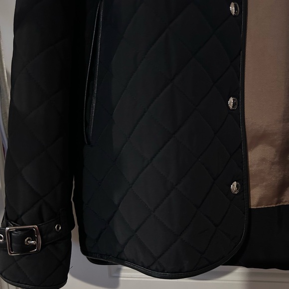 Coach Black Nylon Quilted Signature Snap, Leather Trim Jacket
Women’s Sz Sm - Picture 8 of 10